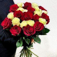 25 белых и красных роз (50 см)